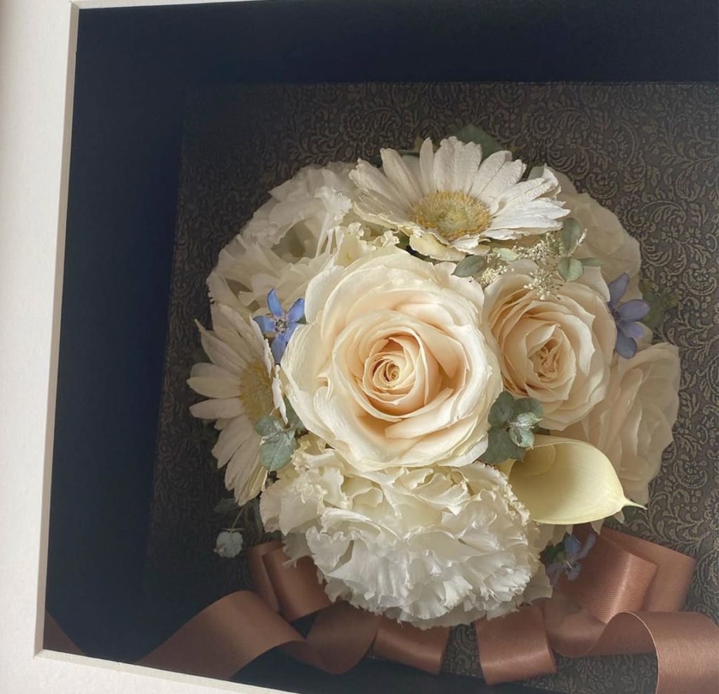 結婚祝いのホワイトの花束保存